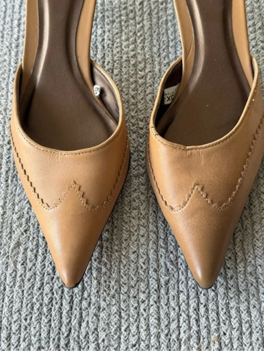 Vintage 90s Y2K Mossimo Tan Leather Western Style Pointed Toe Kitten Heels